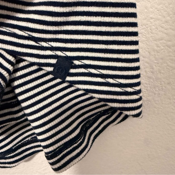 Lululemon Hold Tight Short Sleeve Shirt Minute Stripe Navy White Size 4 or 6 - Picture 8 of 10